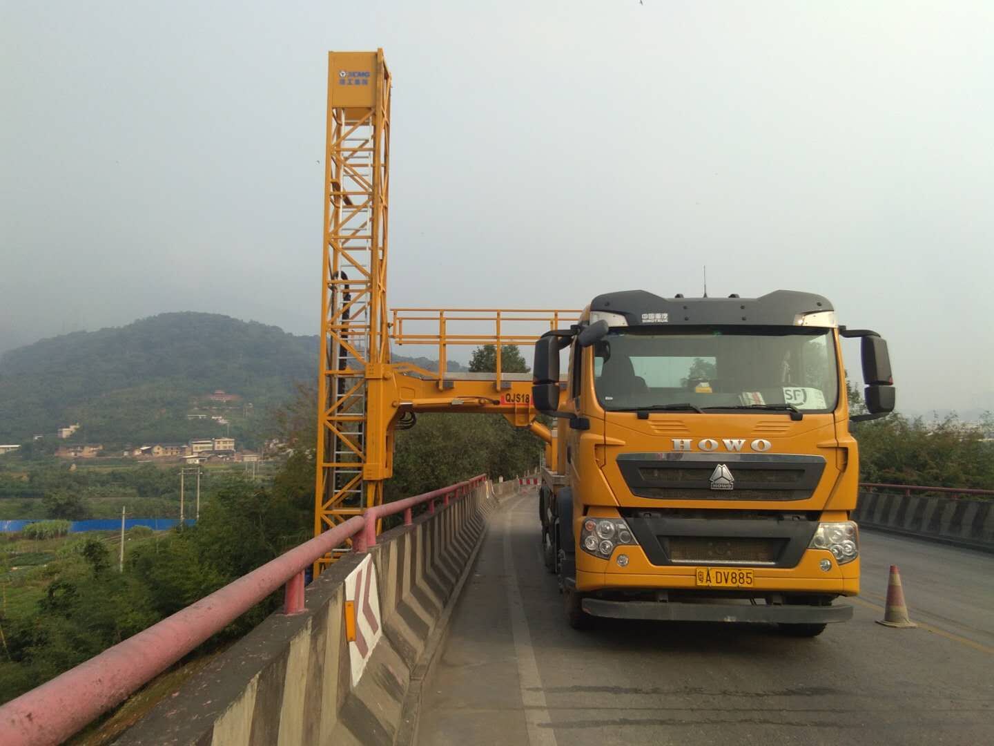 18米橋梁檢測(cè)車出租案例